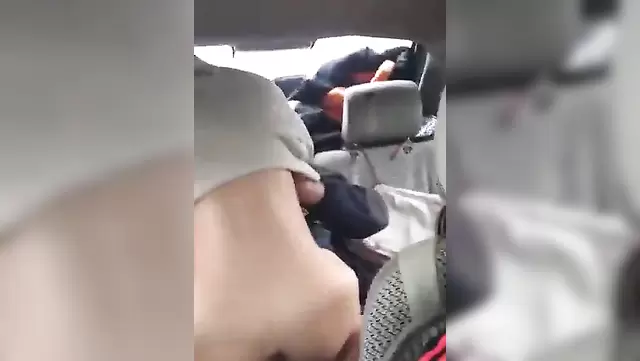 Genç Kırgız kadın, arkadaşıyla arabada seks yapıyor.