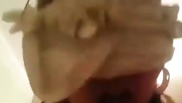 Kırgızistanlı kız, arkadaşının uzun aletiyle fena halde beceriliyor.